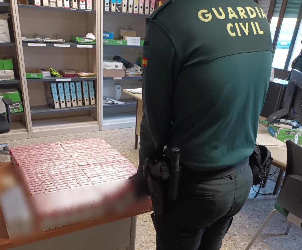 Intervinguts 341 paquets de tabac de contraban en un comerç de Fraga