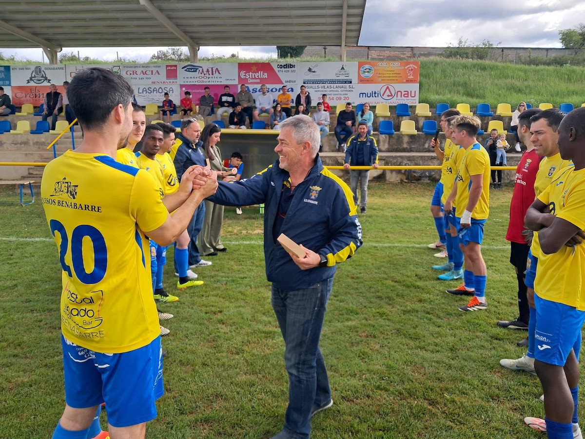 La UD Benavarri homenatja la seua directiva amb una victòria davant La Fueva (5-0)