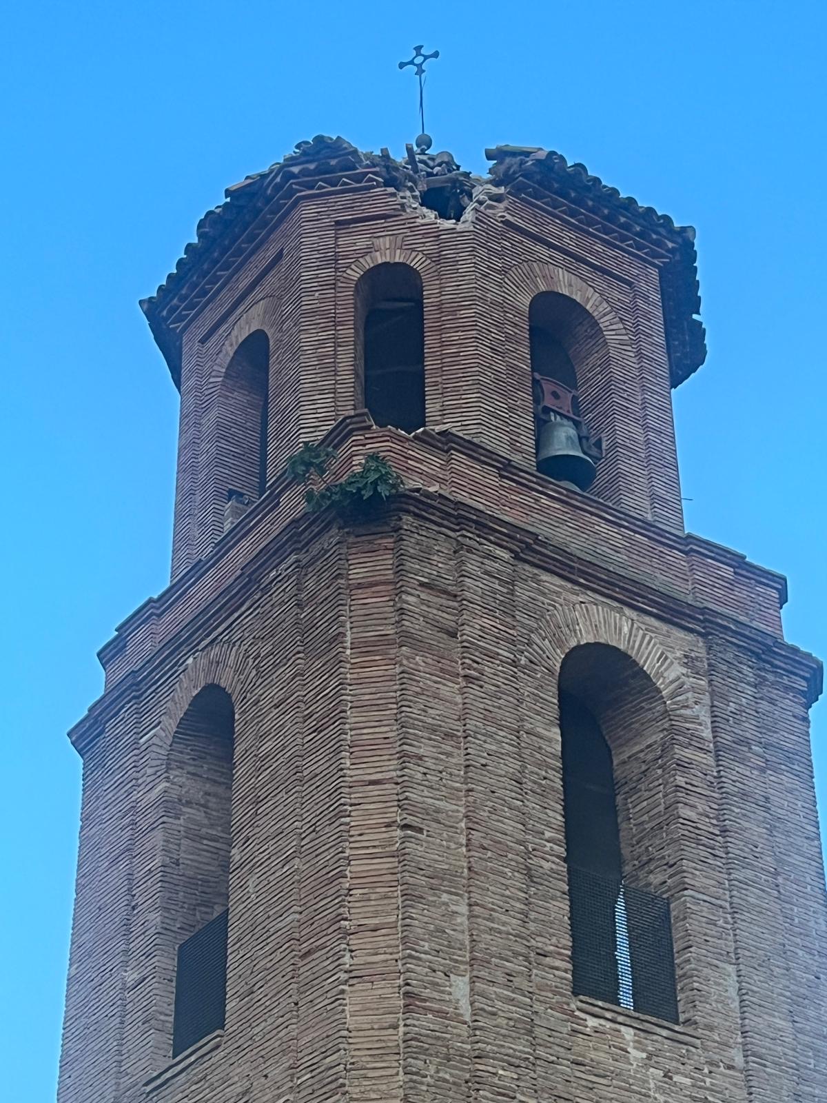 Un llamp fa caure un bocí del campanar de Valdellou
