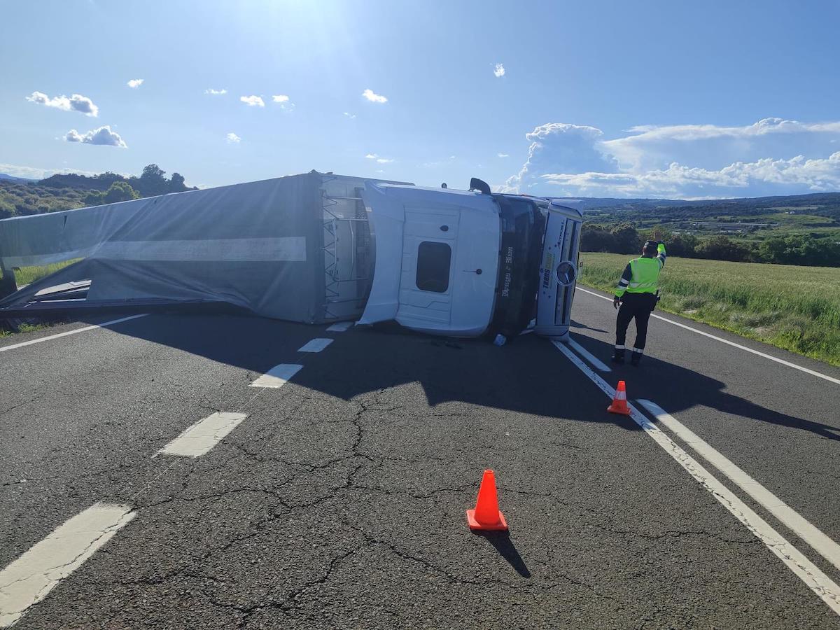 Investiguen al conductor d’un camió accidentat a Tolba per quintuplicar la taxa d’alcoholèmia