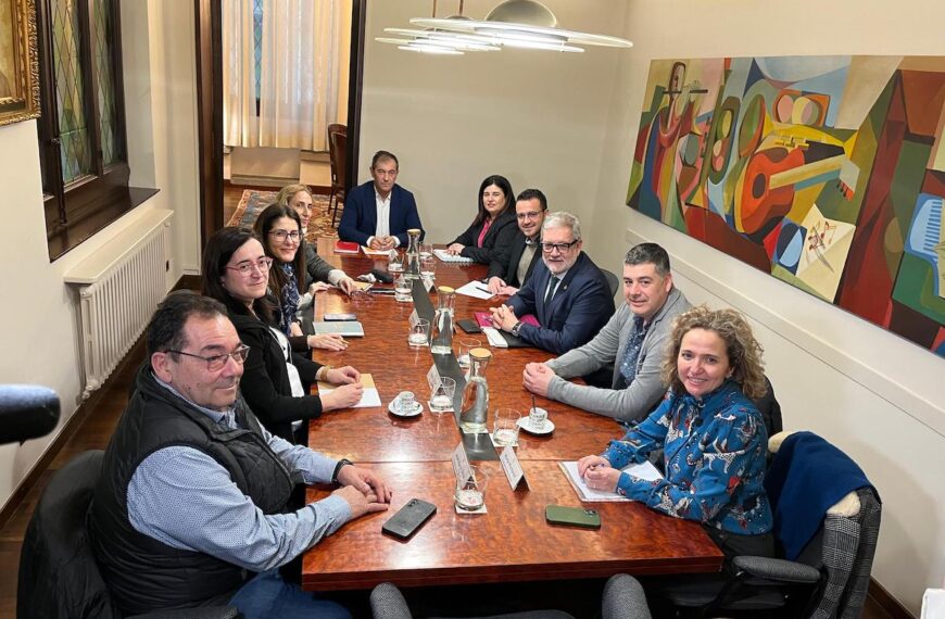 Ajuntaments de la Franja elaboraran una proposta per a reforçar el tren entre Lleida i Montsó