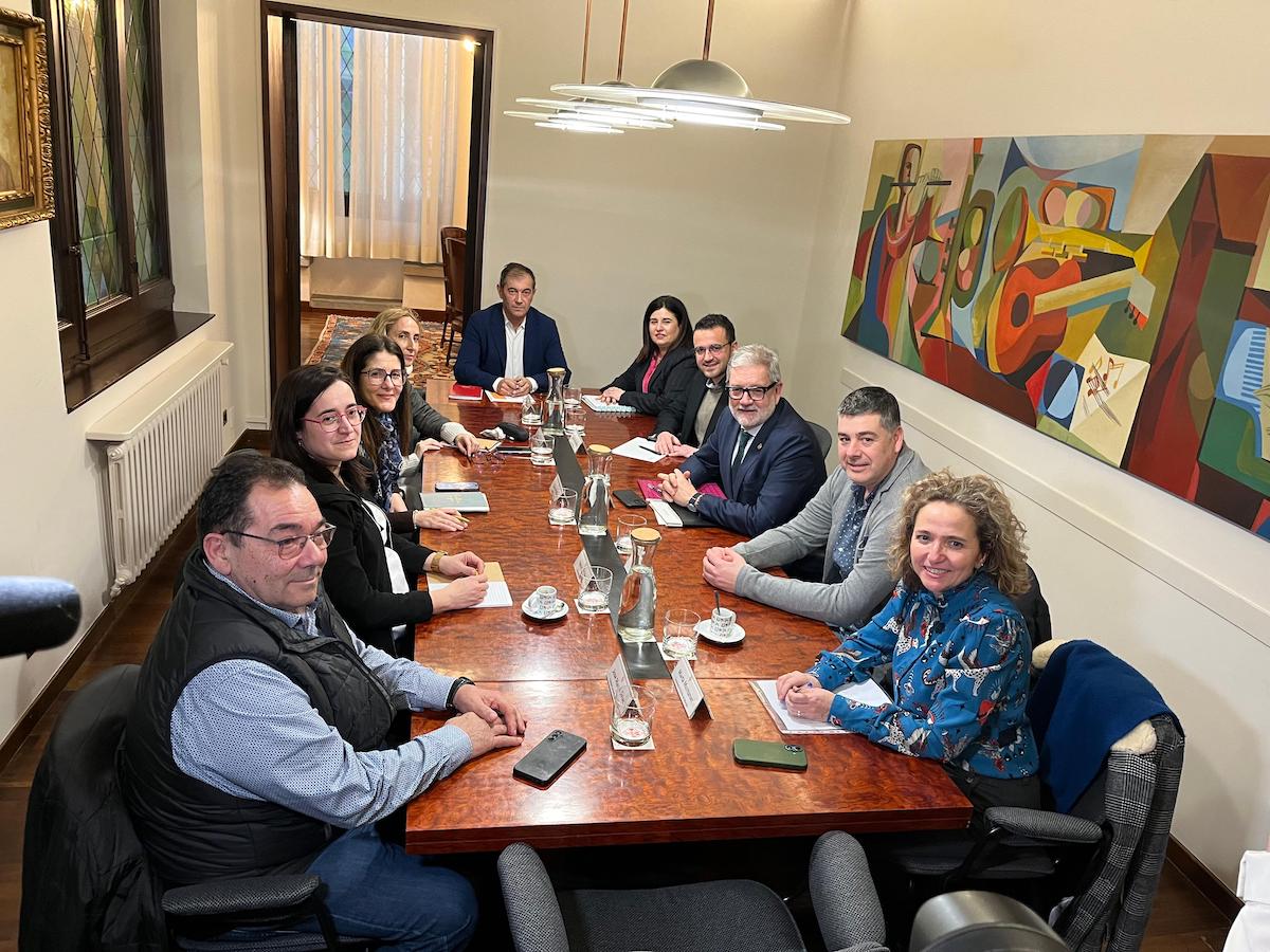 Ajuntaments de la Franja elaboraran una proposta per a reforçar el tren entre Lleida i Montsó