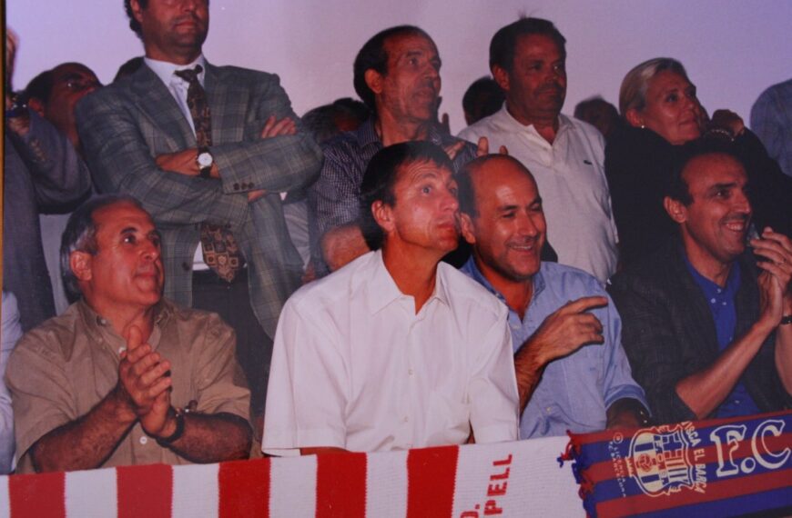 El dia que Johan Cruyff va presidir el partit de festa major entre l’Alcampell i el Barça