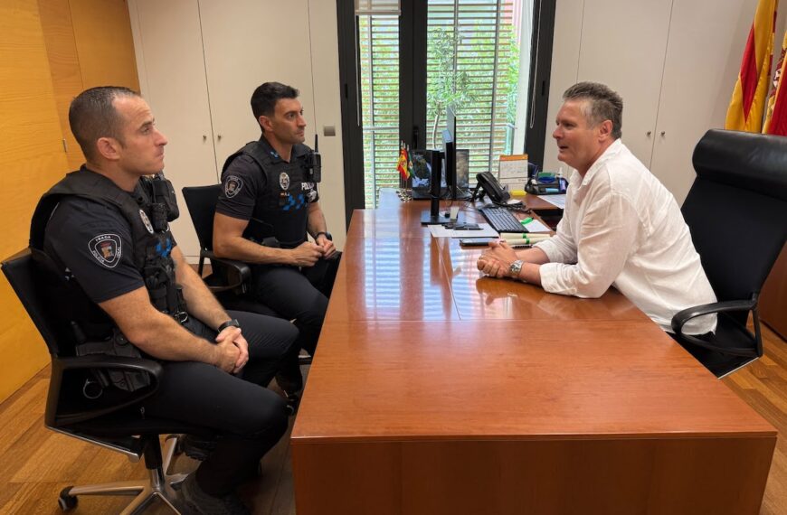 L’Ajuntament de Fraga reconeix los mèrits dels dos policies que van salvar la vida d’un home