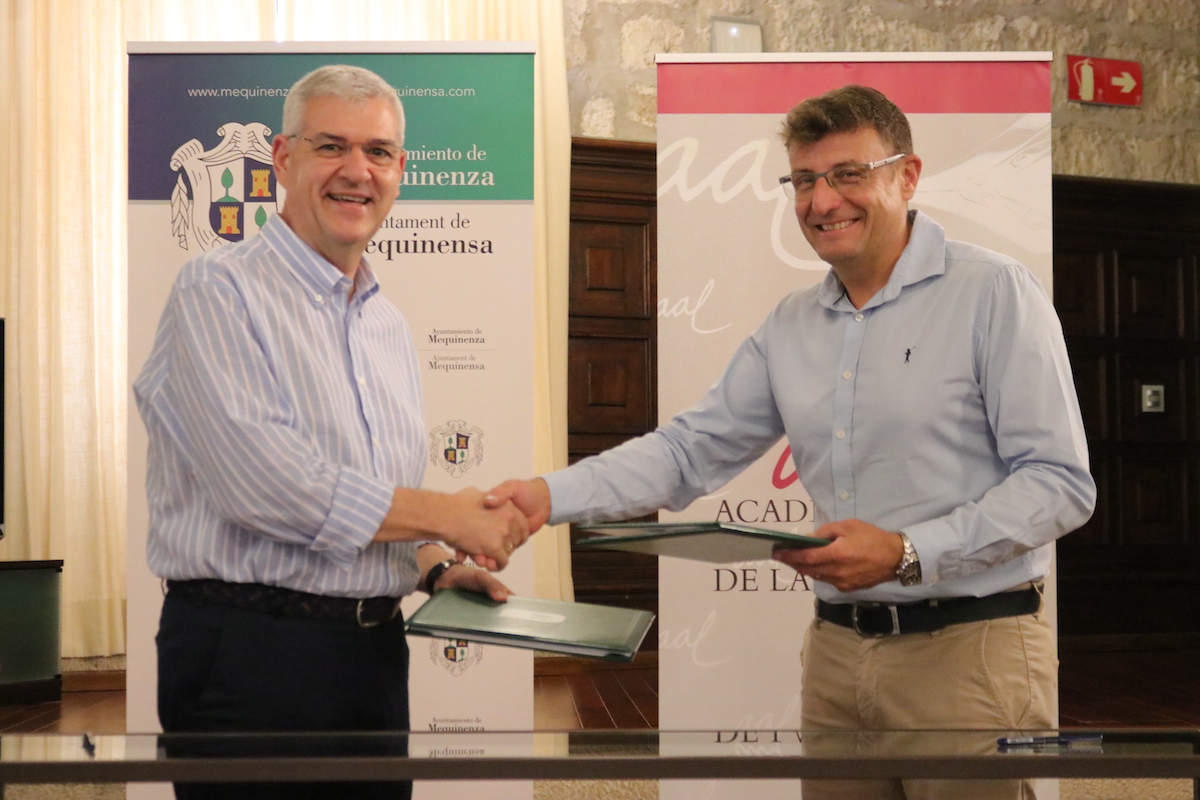 Mequinensa i l’Acadèmia de la Llengua signen un conveni per a impulsar l’ús del català