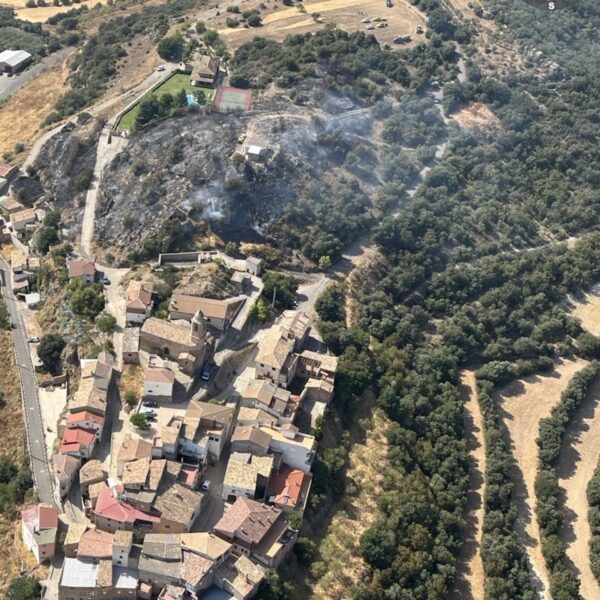 Desallotgen Natxà per un incendi a tocar del nucli urbà, ja estabilitzat