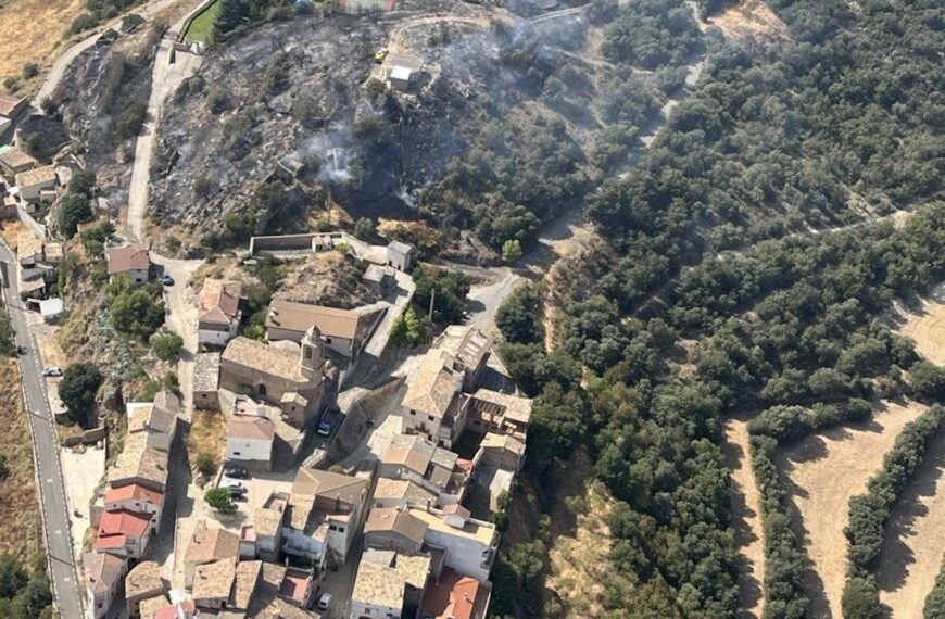 Desallotgen Natxà per un incendi a tocar del nucli urbà, ja estabilitzat