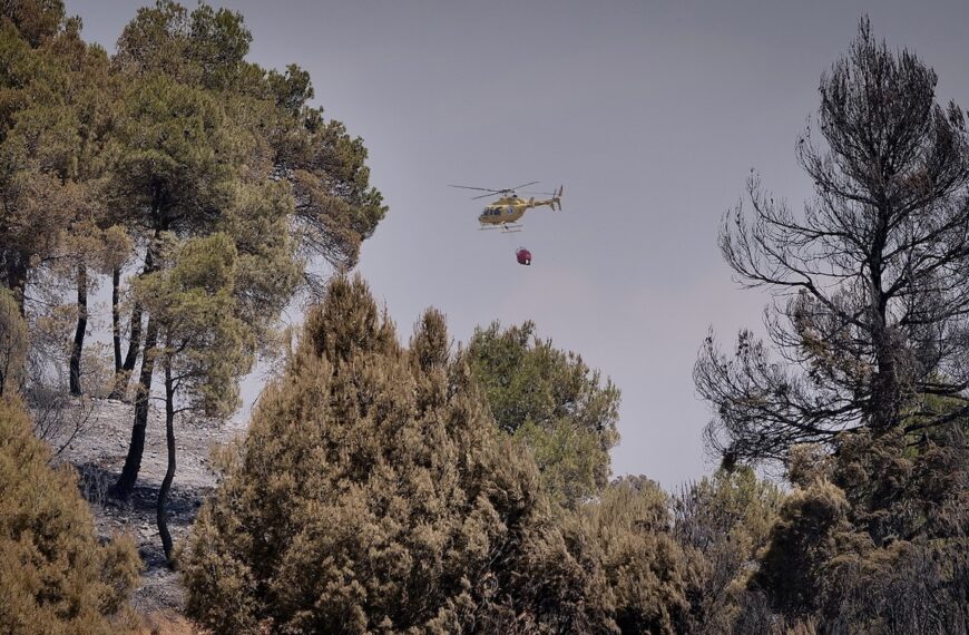 Tres bombers ferits durant les tasques d’extinció de l’incendi de Pena-roja de Tastavins