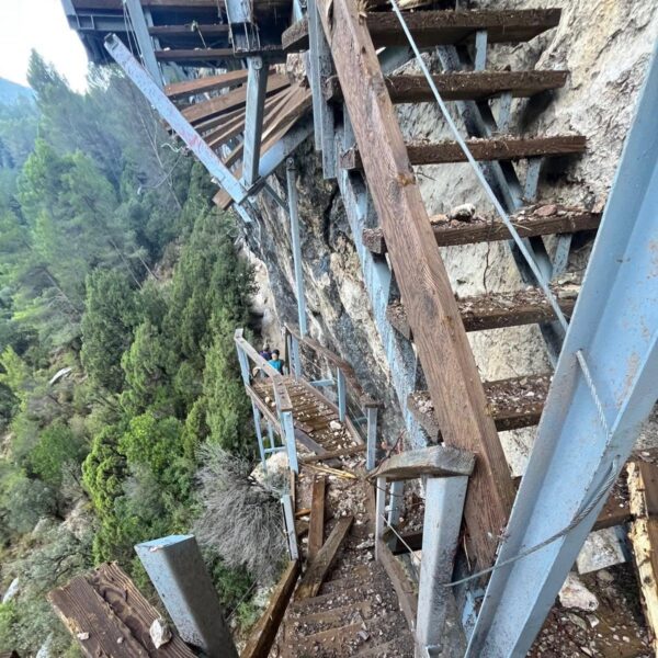 Tancades temporalment les passarel·les de Montfalcó per esllavissades