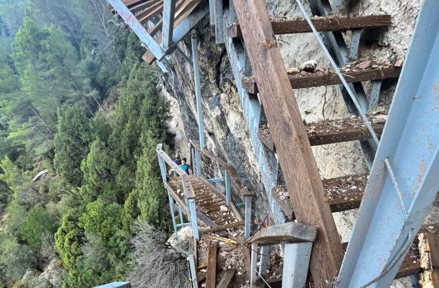Tancades temporalment les passarel·les de Montfalcó per esllavissades
