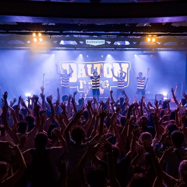 Lo grup de versions Dalton Bang, insultat i agredit a les festes de Montsó per cantar en català