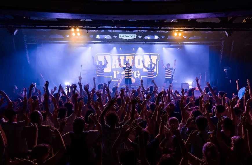 Lo grup de versions Dalton Bang, insultat i agredit a les festes de Montsó per cantar en català